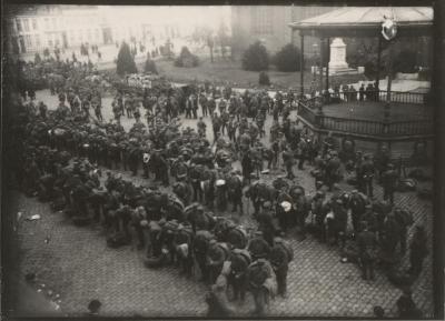 Grote Markt met kiosk WO I / Duitse soldaten aan kiosk
