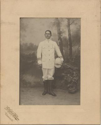 Portret / Man in wit tropen uniform met helm onder de arm
