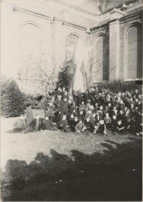 St. Pieterkerk / tuin / H. Hartbeeld en groep jongens
