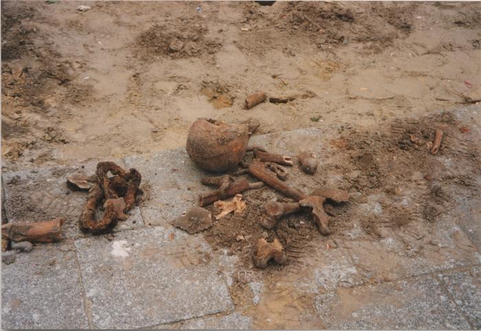 Grote Markt / Vondst van schedel en beenderen (N. Markt)
