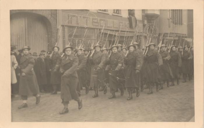 Marcherende soldaten 2 Cie / Lt. Massart en V.d. Bracht (1947)
