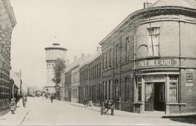 Hofstraat met watertoren (ca. 1900)
