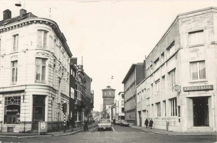 Hofstraat met watertoren
