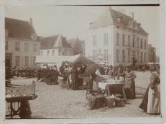 Markttafereel op Grote Markt aan oud stadhuis


