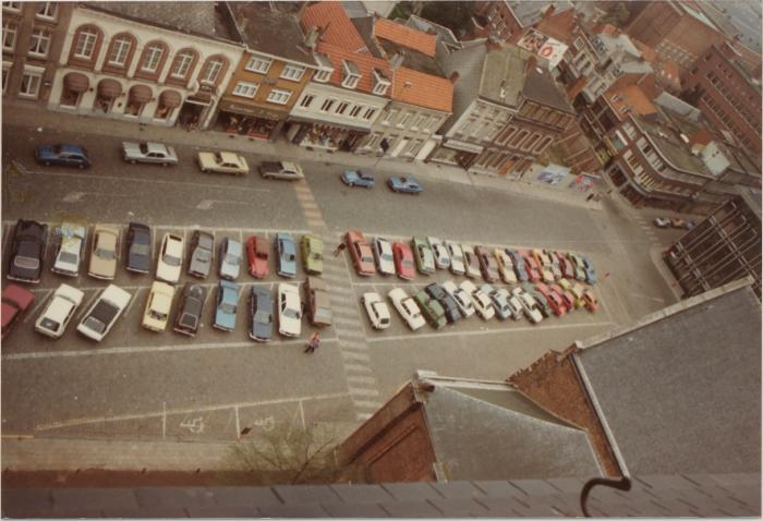 Grote Markt / Panoramafoto vanuit kerktoren op parkeerplaatsen
