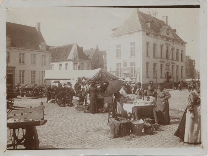 Markttafereel op Grote Markt aan oud stadhuis

