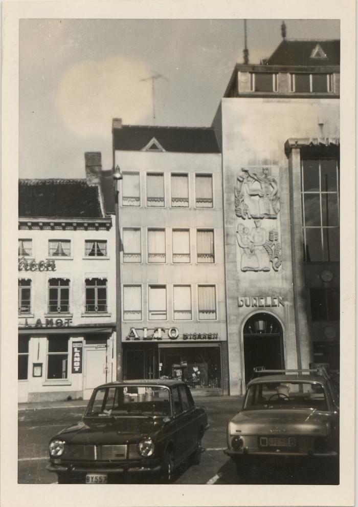 Grote Markt / sigarettenwinkel naast stadhuis
