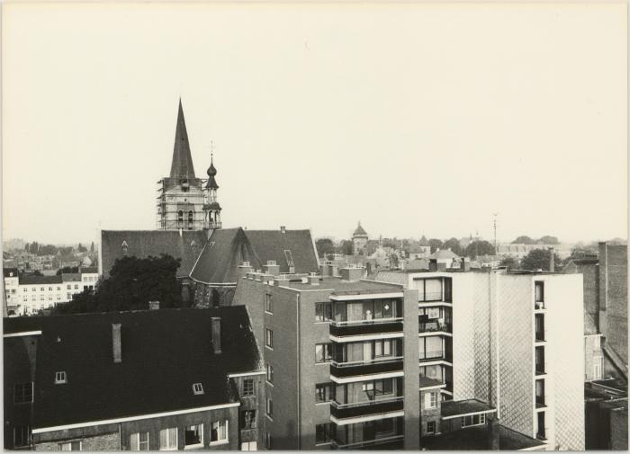 Panoramazicht daken en gebouwen rondom Grote Markt (±1975)
