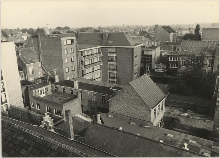 Panoramazicht daken en gebouwen rondom Grote Markt (±1975)
