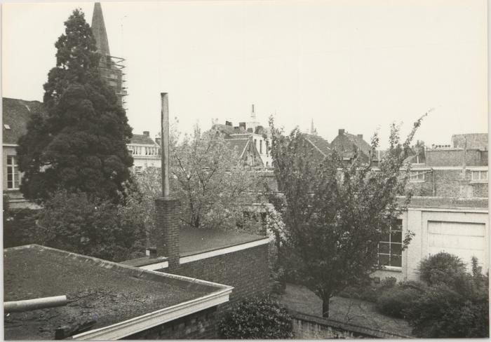 Panoramazicht daken en gebouwen rondom Grote Markt (±1975)
