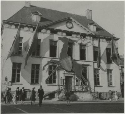 Oud stadhuis versierd met groot hert op voorgevel (1946)
