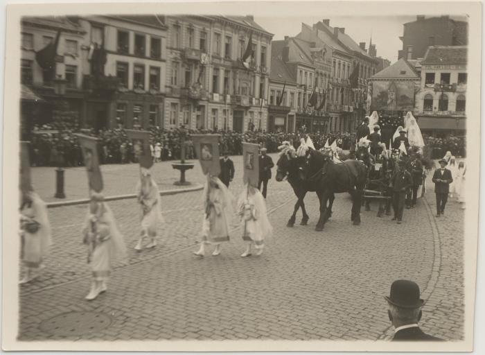 Processie en openluchtmis op Grote Markt (±1925)
