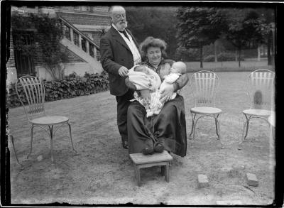 Alphonse Versteylen en Bertha du Four met baby's op de Paai (Michel Boone en Tity de Cartier).