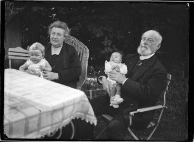 Alphonse Versteylen en Bertha du Four met baby's op de Paai (Michel Boone en Tity de Cartier).