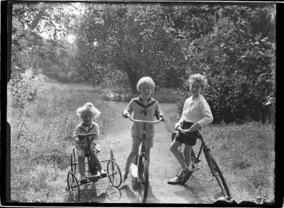 Drie kinderen Boone met fiets