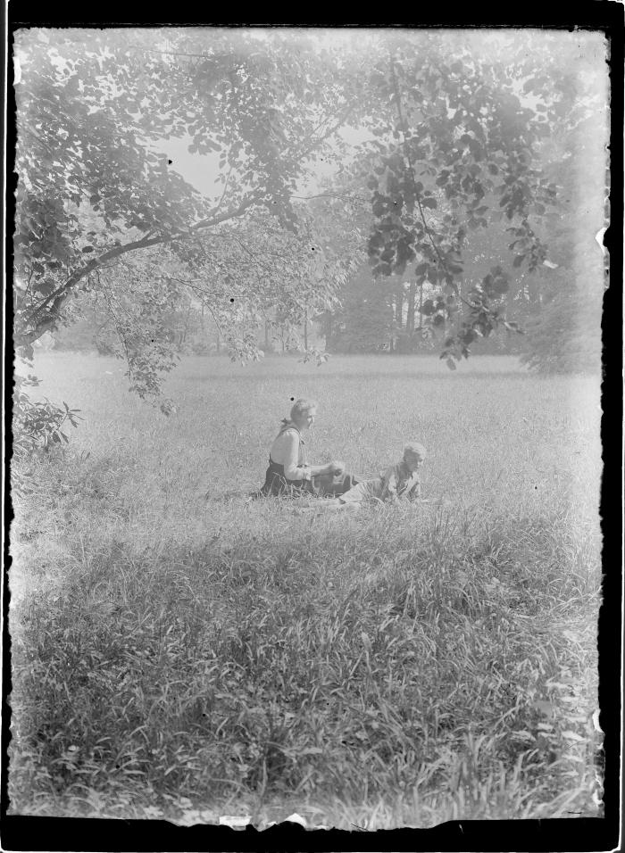 Boone's Blijk. Familie zittend op gras.