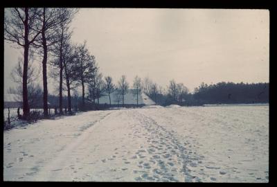 K 291. Winterlandschap met drie boerderijen.