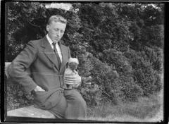 Clement Boone (1897-1986) met hond.