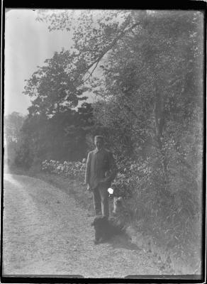 Clement Boone (1897-1986) met honden in Boones Blijk.