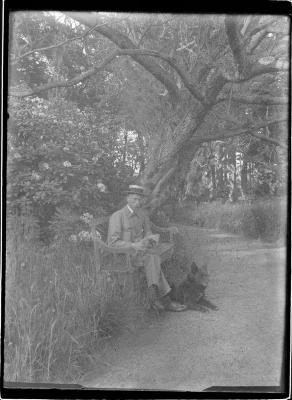 Clement Boone (1897-1986) met honden op bank in Boones Blijk.