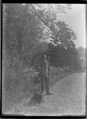 Clement Boone (1897-1986) met honden in Boones Blijk.