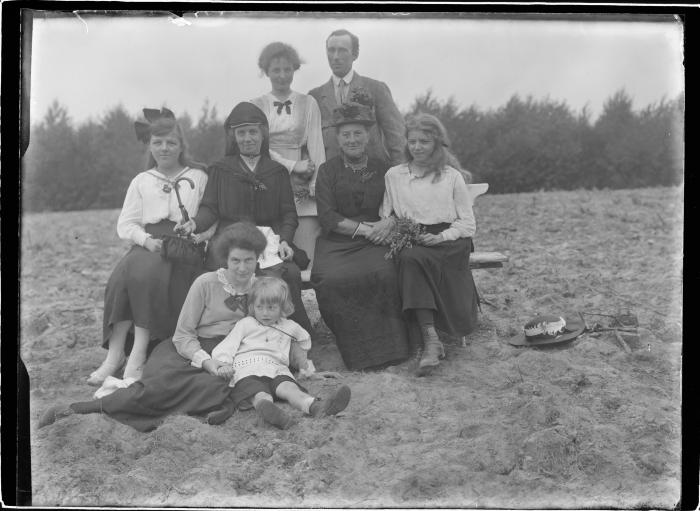 Albert Boone en Elisabeth Versteylen en groep onbekende personen