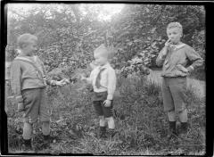  Jonge Caron's (oudste zonen) met onbekende en fruitboom.