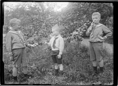  Jonge Caron's (oudste zonen) met onbekende en fruitboom.