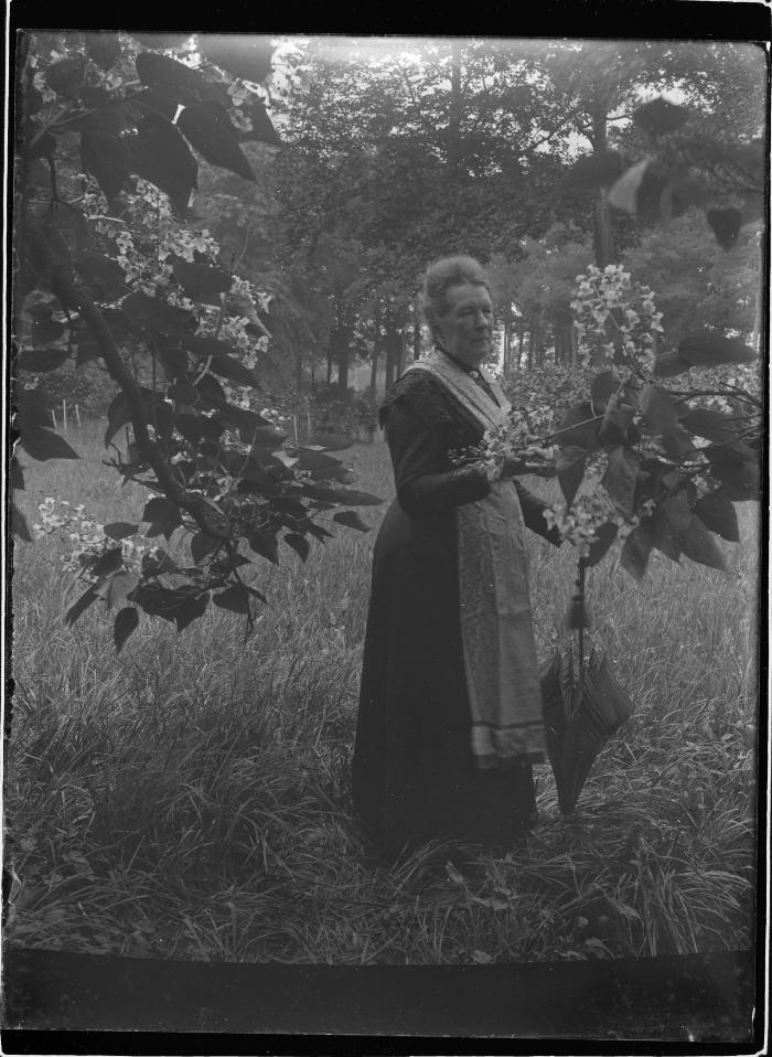 Bertha du Four met paraplu.