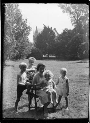 Vier oudste van Boone in 1931 met moeder Elisabeth Versteylen.