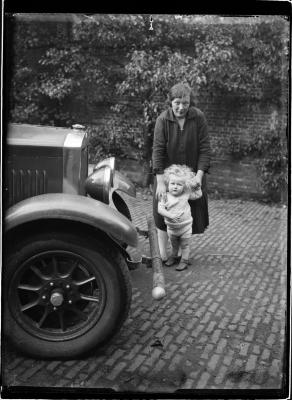  Michel Boone's eerste stapjes met moeder Elisabeth Versteylen.