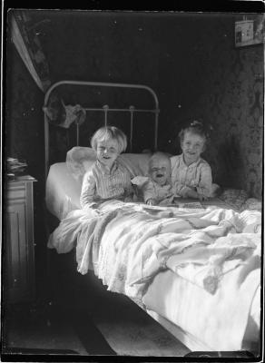 Drie kinderen in bed