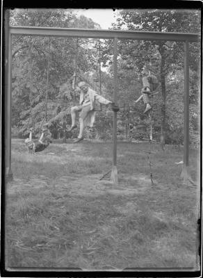 Spelende kinderen aan klimrek