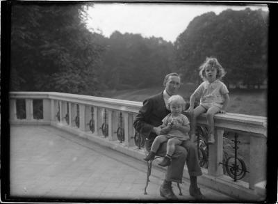  Albert Boone met zijn oudste kinderen. Emile (Milo) Boone en Marcel Boone