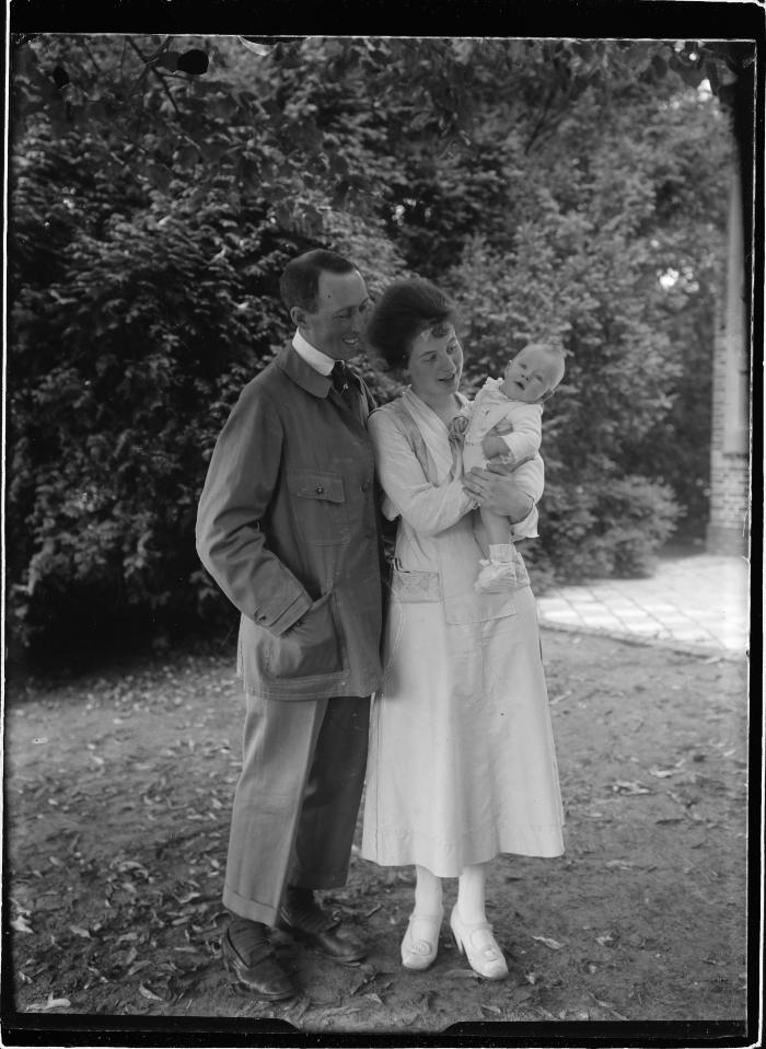  De Paai.  Milo met zijn ouders , Albert Boone en Elisabeth Versteylen