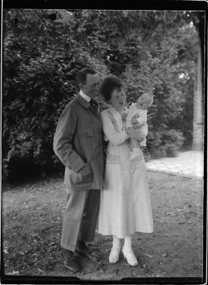  De Paai.  Milo met zijn ouders , Albert Boone en Elisabeth Versteylen