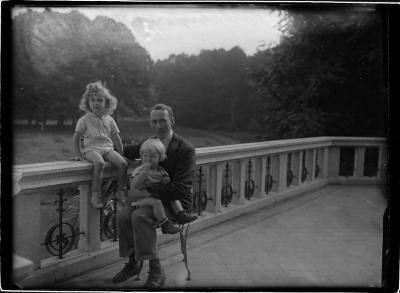 Albert Boone met zijn oudste kinderen. Emile (Milo) Boone en Marcel Boone