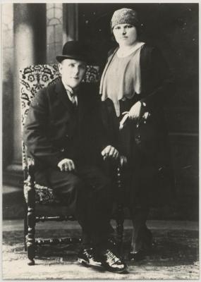 Foto van Familieportret: Stanislas Mattheussen (Gierle, 16 augustus 1998 - Turnhout, 21 mei 1953) gehuwd met Maria Gorremans (Turnhout, 11 oktober 1897 - Turnhout, 28 juli 