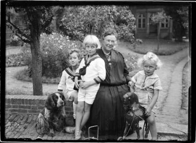  Communicanten Boone met grootmoeder Emile Boone: Josephine de Somer "Bommeke". 