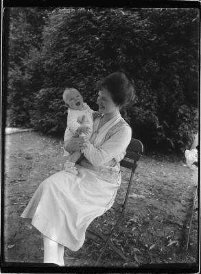  Mons 1920.  Foto's Emile Boone (Milo) met zijn moeder, Elisabeth Versteylen