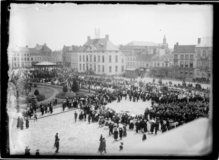  Markt Turnhout .  Plaats met heel veel aanwezigen.  Processie?