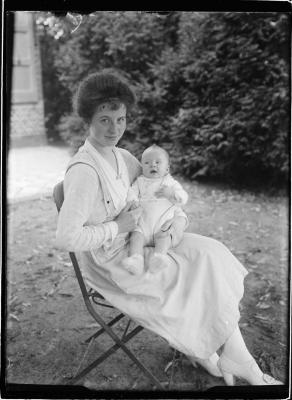  Mons 1920.  Foto's Emile Boone (Milo) met zijn moeder, Elisabeth Versteylen