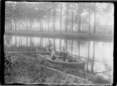  Oudste kinderen Caron in bootje vijver "Spoel" op Boone's Blijk.  Achtergrond eikenbomen.