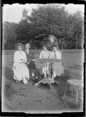  De Paai.  Bertha Versteylen - du Four met "Mitje" (Marie) en Josa en de verloofde "Tikske" Elisabeth Versteylen en Albert Boone.