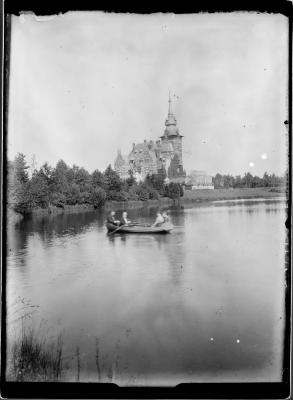  Bootje varen.  Achtergrond Kasteel du Four te Retie.  