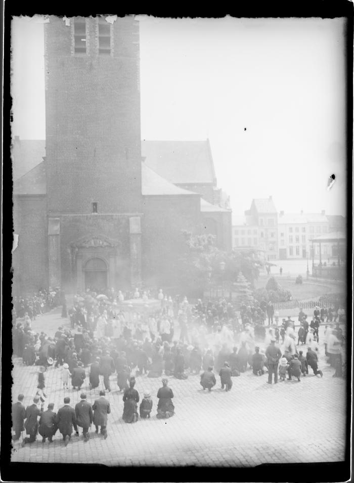  Markt Turnhout .  Plaats met heel veel aanwezigen.  Processie?