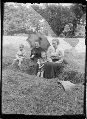 Boone's Blijk. "Bommeke" met zonnescherm, haar dochter Marguerite Boone met 2 van haar kinderen Caron.