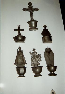 Voorwerpen uit de collectie van het Taxandria museum. Tinnen wijwatervaatjes.
