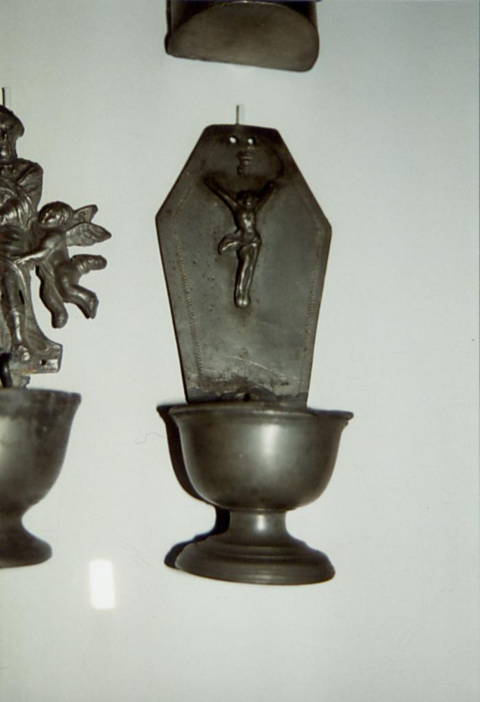 Voorwerpen uit de collectie van het Taxandria museum. Tinnen wijwatervaatjes.
