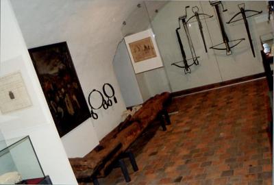 Taxandria museum. Voorwerpen in de kelder van Justitie.
